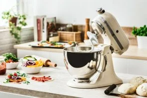 Фото: Планетарний міксер KitchenAid Mixer tilt-head 4.8L Artisan 5KSM125 Creamy (5KSM125EAC) № 11 | KTC