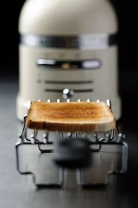 Фото: Тостер KitchenAid Artisan 2-Slot 5KMT2204 Almond Cream (5KMT2204EAC) № 8 | KTC