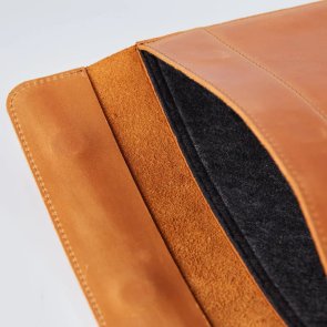 Чохол INCARNE Klouz - MacBook Neo 13 2026 Cognac