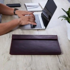 Фото: Чохол INCARNE Klouz - MacBook Neo 13 2026 Burgundy № 2 | KTC