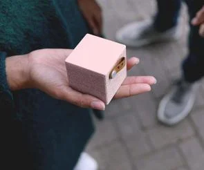 Фото: Портативна колонка Fresh 'N Rebel Rockbox Cube Fabriq Edition Bluetooth Cupcake (1RB1000CU) № 3 | KTC