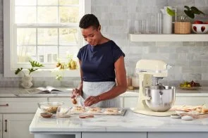 Фото: Планетарний міксер KitchenAid Mixer Bowl-Lift 6.6L - Artisan 5KSM70SHX Creamy (5KSM70SHXEAC) № 11 | KTC