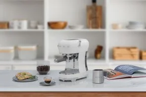 Фото: Ріжкова кавоварка Smeg Retro Style White (ECF02WHEU) № 8 | KTC