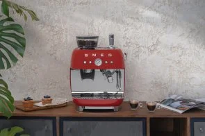 Фото: Ріжкова кавоварка Smeg Espresso coffee machine with grinder Red (EGF03RDEU) № 15 | KTC