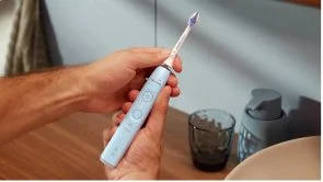 Фото: Електрична зубна щітка Philips Sonicare 6100 Series Blue + Travel case (HX7406/02) № 5 | KTC