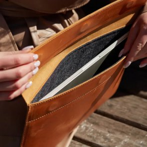 Чохол INCARNE Klouz - MacBook Neo 13 2026 Cognac