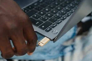 Фото: Флешка USB Verbatim Metal Executive USB 3.2 Gen 1 32GB Gold (99105) № 6 | KTC