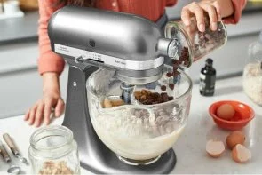 Фото: Планетарний міксер KitchenAid Mixer tilt-head 4.8L Artisan Premium 5KSM185PS Medallion Silver (5KSM185PSEMS) № 5 | KTC