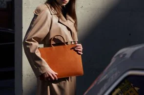 Фото: Чохол INCARNE Maryland a15 - MacBook Air15 2023-2024 Cognac № 13 | KTC