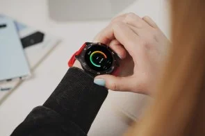 Фото: Смарт годинник 2E Motion GT2 47mm Black/Red plus strap Green (2E-CWW21BKRD-WS) № 15 | KTC