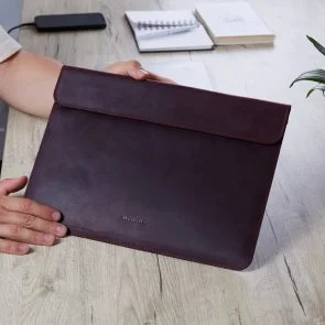 Фото: Чохол INCARNE Klouz - MacBook Neo 13 2026 Burgundy № 4 | KTC