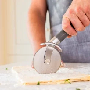 Фото: Ніж кухонний для піци та тіста KitchenAid Classic 9cm Gray (KHA113OHCHGG) № 5 | KTC