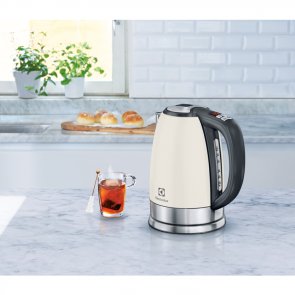 Електрочайник Electrolux EEWA7700W