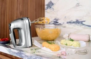 Фото: Ручний міксер KitchenAid Hand Mixer 9 Speed 5KHM9212 Silver (5KHM9212ECU) № 10 | KTC