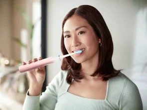 Фото: Електрична зубна щітка Philips Sonicare DiamondClean 9000 series Pink + Travel case (HX9911/84) № 5 | KTC