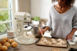 Фото: Планетарний міксер KitchenAid Mixer Bowl-Lift 5.6L - Artisan 5KSM60SPX Creamy (5KSM60SPXEAC) № 5 | KTC