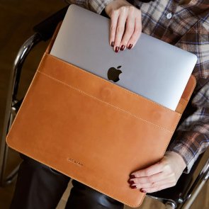 Чохол INCARNE Klouz - MacBook Neo 13 2026 Cognac