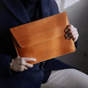 Фото: Чохол INCARNE Line - MacBook Neo 13 Cognac (line-cognac-neo-13) № 3 | KTC