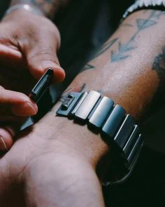 Фото: Ремінець Nomad for Apple Watch 46/49mm - Stratos Natural Hardware Black (NM014421858) № 11 | KTC