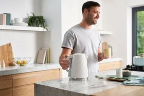 Фото: Електрочайник Russell Hobbs Honeycomb White (26050-70) № 6 | KTC