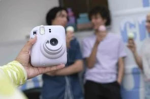 Фото: Камера миттєвого друку Fujifilm INSTAX Mini 12 Purple (16806133) № 8 | KTC