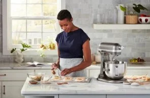 Фото: Планетарний міксер KitchenAid Mixer Bowl-Lift 6.6L - Artisan 5KSM70SHX Medallion Silver (5KSM70SHXEMS) № 10 | KTC