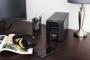 Фото: ДБЖ APC Smart-UPS 750VA 500W 6xIEC C13 (SMT750IC) № 3 | KTC