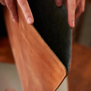 Чохол INCARNE Gamma Plus - MacBook Neo 13 2026 Cognac