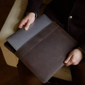 Фото: Чохол INCARNE Klouz - MacBook Neo 13 2026 Brown № 3 | KTC