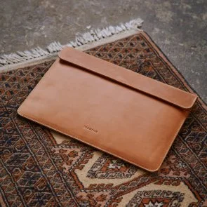 Фото: Чохол INCARNE Klouz - MacBook Neo 13 2026 Cognac № 9 | KTC