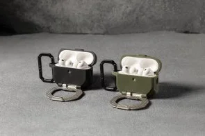 Фото: Чохол UAG for Airpods Pro 3nd Gen 2025 - Monarch with Built-in Phone Stand Olive Drab/Silver (104131117233) № 20 | KTC