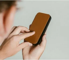 Фото: Чохол Nomad for Apple iPhone 16 Pro - Modern Leather Folio English Tan (NM01678885) № 12 | KTC