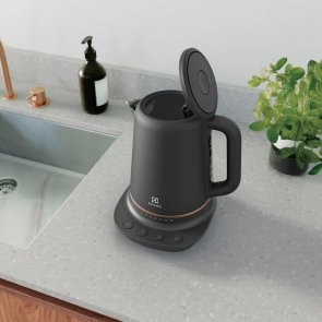 Електрочайник Electrolux E7K1-6BP Black