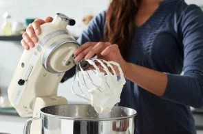 Фото: Планетарний міксер KitchenAid Mixer tilt-head 4.8L Artisan 5KSM125 Creamy (5KSM125EAC) № 9 | KTC