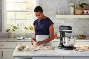 Фото: Планетарний міксер KitchenAid Mixer Bowl-Lift 6.6L - Artisan 5KSM70SHX Iron Black (5KSM70SHXEBK) № 10 | KTC