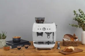 Фото: Ріжкова кавоварка Smeg Espresso coffee machine with grinder White (EGF03WHEU) № 16 | KTC