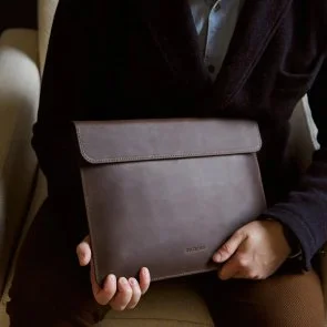 Фото: Чохол INCARNE Klouz - MacBook Neo 13 2026 Brown № 4 | KTC