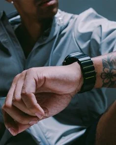 Фото: Ремінець Nomad for Apple Watch 46/49mm - Stratos Black Hardware Volt (NM011130858) № 9 | KTC