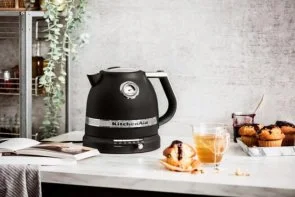 Фото: Електрочайник KitchenAid Variable Temperature Kettle 1.5L Artisan 5KEK1522 Matte Black (5KEK1522EBK) № 5 | KTC