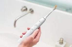 Фото: Електрична зубна щітка Philips Sonicare DiamondClean 9000 series White + Travel case (HX9911/19) № 4 | KTC