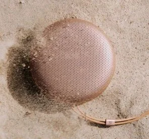 Фото: Портативна колонка Bang & Olufsen Beosound A1 3nd Gen Honey Tone (1736001) № 7 | KTC