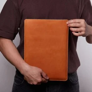 Фото: Чохол INCARNE Free Port Plus - MacBook Neo 13 2026 Cognac № 5 | KTC