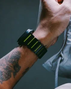 Фото: Ремінець Nomad for Apple Watch 46/49mm - Stratos Black Hardware Volt (NM011130858) № 10 | KTC