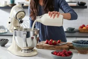 Фото: Планетарний міксер KitchenAid Mixer tilt-head 4.8L Artisan 5KSM125 Creamy (5KSM125EAC) № 8 | KTC