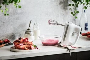 Фото: Ручний міксер KitchenAid Hand mixer 5-speed 5KHM5110 White (5KHM5110EWH) № 4 | KTC