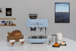 Фото: Ріжкова кавоварка Smeg Espresso coffee machine with grinder Pastel blue (EGF03PBEU) № 16 | KTC
