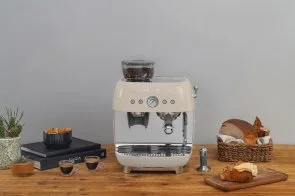 Фото: Ріжкова кавоварка Smeg Espresso coffee machine with grinder Creamy (EGF03CREU) № 15 | KTC