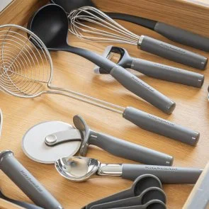 Фото: Ніж кухонний для піци та тіста KitchenAid Coreline 10cm Gray (KAS113OHCGG) № 3 | KTC