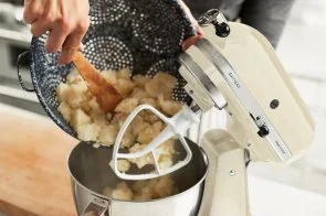 Фото: Планетарний міксер KitchenAid Mixer tilt-head 4.8L Artisan 5KSM125 Creamy (5KSM125EAC) № 10 | KTC
