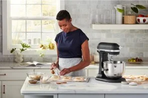 Фото: Планетарний міксер KitchenAid Mixer Bowl-Lift 6.6L - Artisan 5KSM70SHX Matte Black (5KSM70SHXEBM) № 11 | KTC